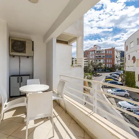 Calm Living 2br In Residential Area By Pikhost