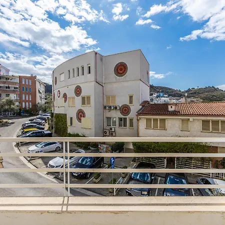Calm Living 2br In Residential Area By Pikhost Apartamento